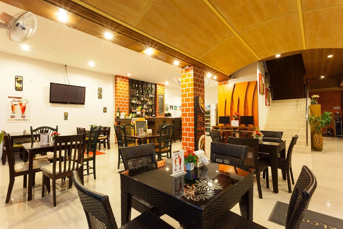 Imagen del bar/restaurante del Hotel Larn Park Resortel. Foto 2