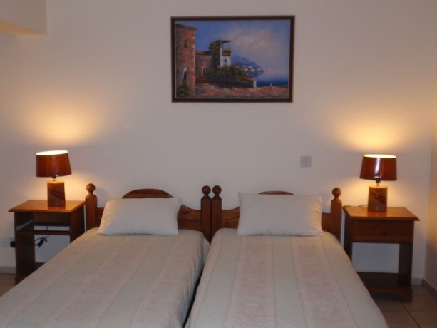 Imagen de la habitación del Hotel Larnaca Bay Suites. Foto 14