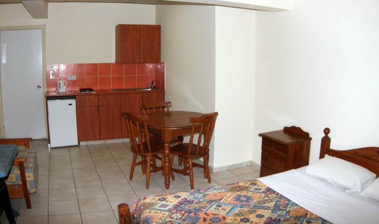 Imagen de la habitación del Hotel Larnaca Bay Suites. Foto 15