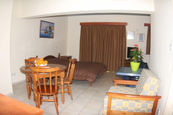 Imagen de la habitación del Hotel Larnaca Bay Suites. Foto 16