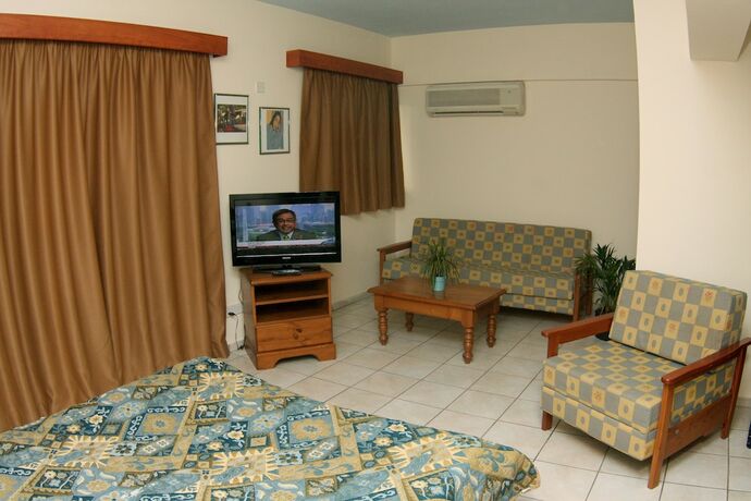 Imagen de la habitación del Hotel Larnaca Bay Suites. Foto 17