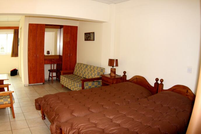 Imagen de la habitación del Hotel Larnaca Bay Suites. Foto 18
