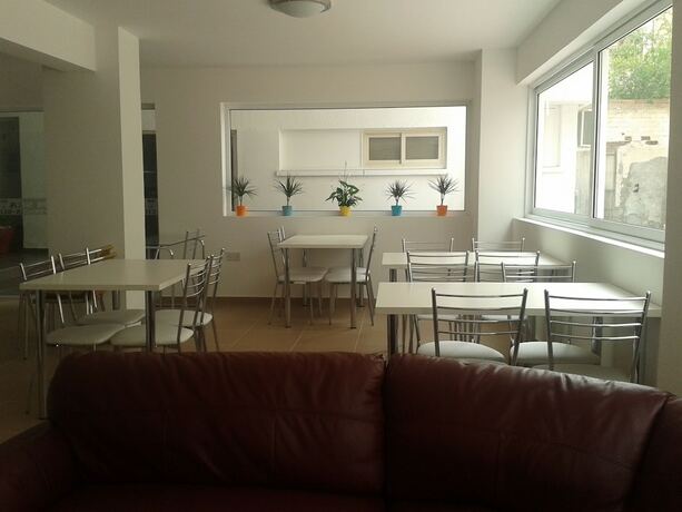 Imagen general del Hotel Larnaca Bay Suites. Foto 4
