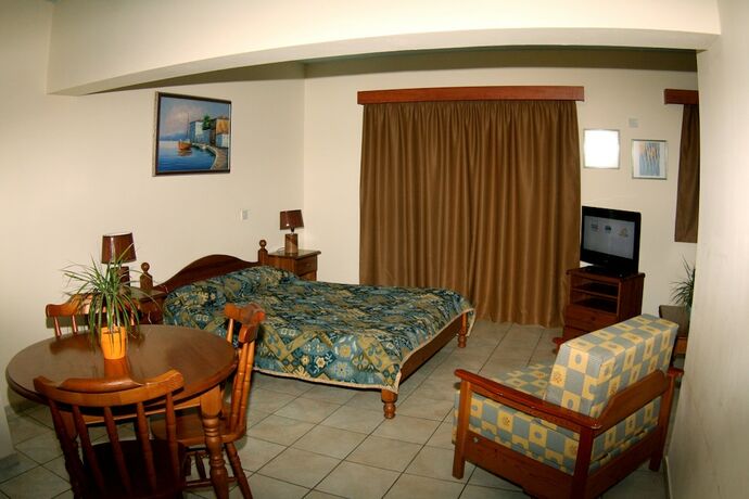 Imagen general del Hotel Larnaca Bay Suites. Foto 5