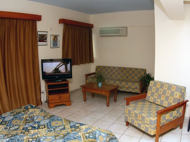 Imagen general del Hotel Larnaca Bay Suites. Foto 10