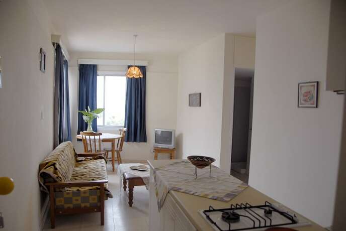 Imagen de la habitación del Hotel Larnaca Bay Suites. Foto 19
