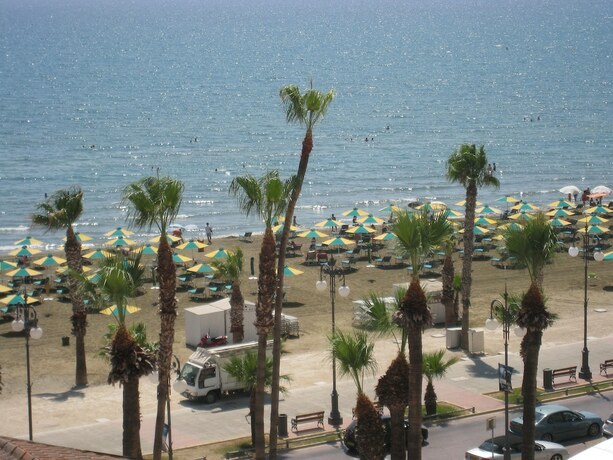 Imagen general del Hotel Larnaca Bay Suites. Foto 12