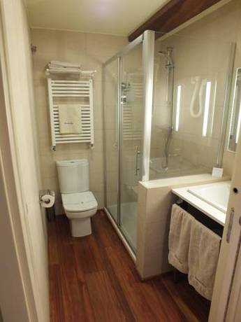 Imagen de la habitación del Hotel Larramendi Torrea. Foto 4