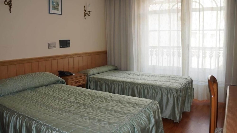 Imagen de la habitación del Hotel Larry. Foto 16