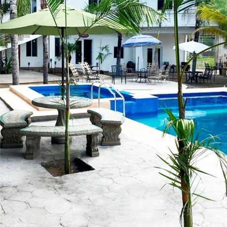 Imagen de la piscina del Hotel Lar&uacute; Spa Resort. Foto 10