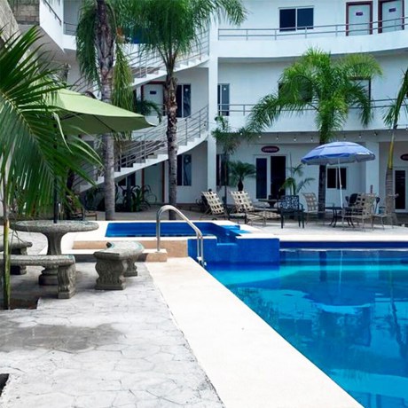 Imagen de la piscina del Hotel Lar&uacute; Spa Resort. Foto 11