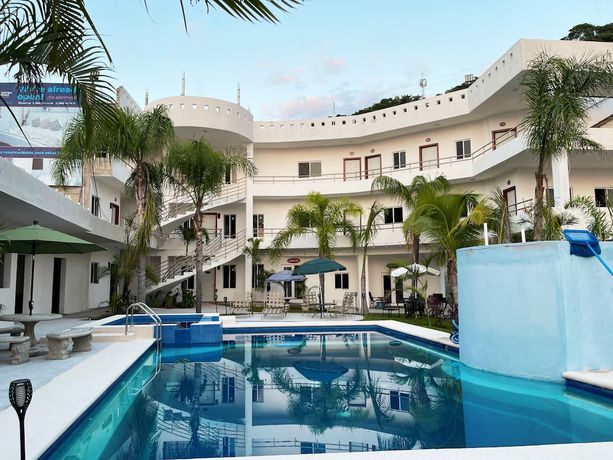 Imagen de la piscina del Hotel Lar&uacute; Spa Resort. Foto 12