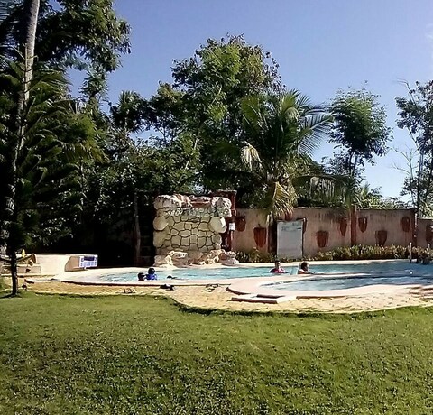 Imagen de la piscina del Hotel Larville Pool Garden Resort and Restaurant. Foto 27