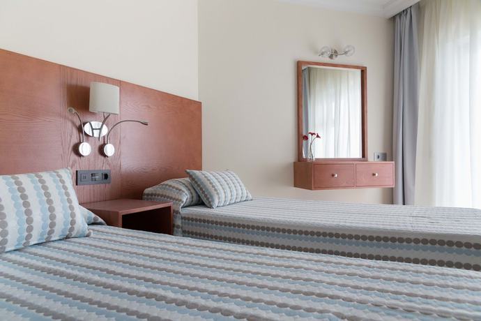 Imagen de la habitación del Hotel Las Adelfas. Foto 9