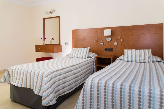 Imagen de la habitación del Hotel Las Adelfas. Foto 11