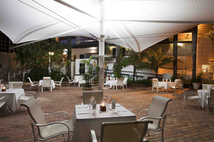 Imagen del bar/restaurante del Hotel Las Americas Resort. Foto 5