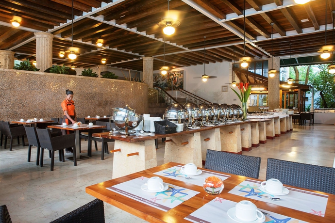 Imagen del bar/restaurante del Hotel Las Americas Resort. Foto 7