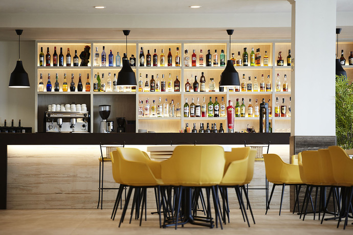 Imagen del bar/restaurante del Hotel Las Arenas, Affiliated By Meliá. Foto 2