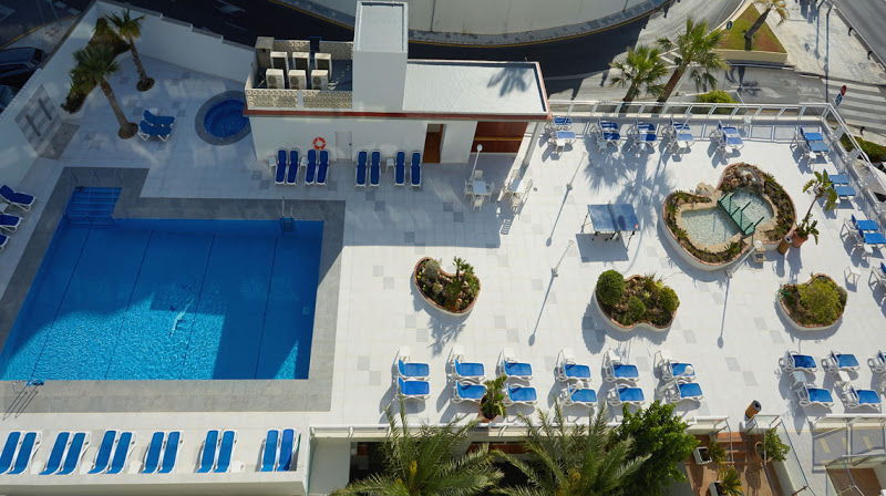 Imagen de la piscina del Hotel Las Arenas, Affiliated By Meliá. Foto 9