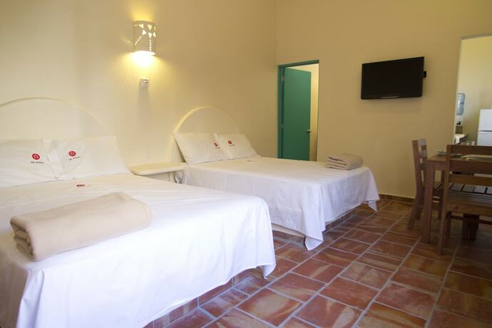 Imagen de la habitación del Hotel Las Arenas Bungalows Melaque. Foto 10