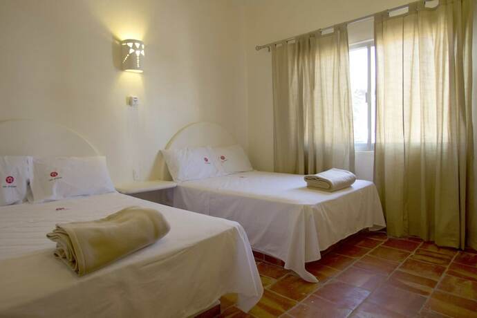 Imagen de la habitación del Hotel Las Arenas Bungalows Melaque. Foto 11