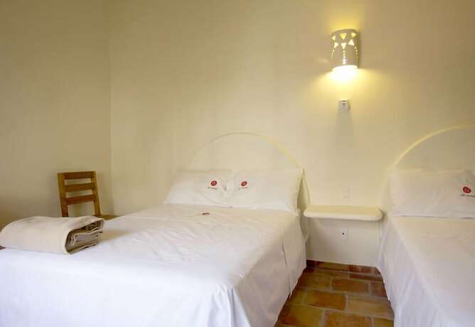 Imagen de la habitación del Hotel Las Arenas Bungalows Melaque. Foto 12