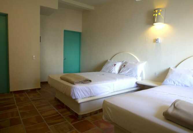 Imagen de la habitación del Hotel Las Arenas Bungalows Melaque. Foto 15