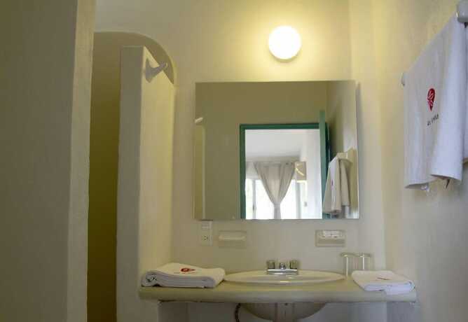 Imagen de la habitación del Hotel Las Arenas Bungalows Melaque. Foto 16