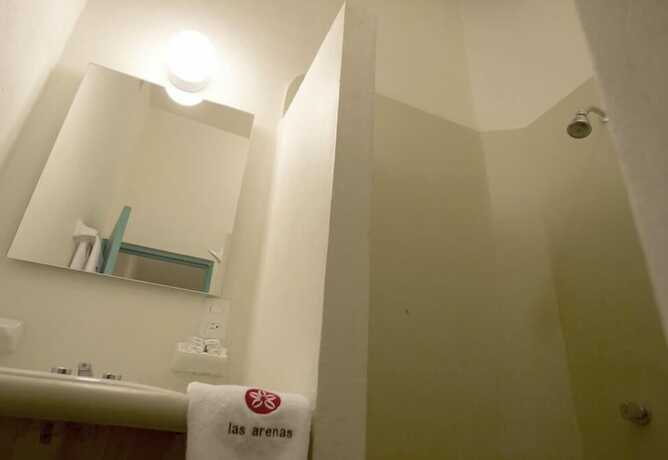 Imagen de la habitación del Hotel Las Arenas Bungalows Melaque. Foto 17