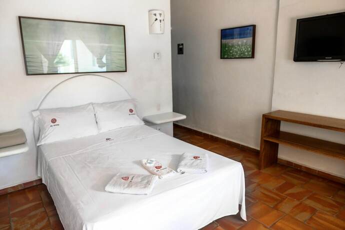Imagen de la habitación del Hotel Las Arenas Bungalows Melaque. Foto 19