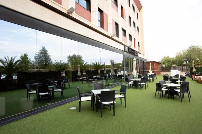 Imagen de los exteriores del Hotel Las Artes. Foto 13