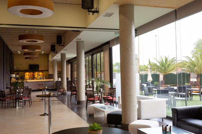 Imagen del bar/restaurante del Hotel Las Artes. Foto 2