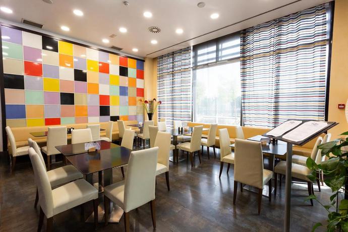 Imagen del bar/restaurante del Hotel Las Artes. Foto 3