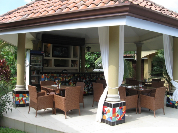 Imagen del bar/restaurante del Hotel Las Brisas Resort and Villas. Foto 3