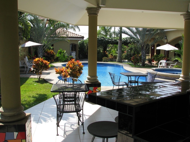 Imagen de la piscina del Hotel Las Brisas Resort and Villas. Foto 13