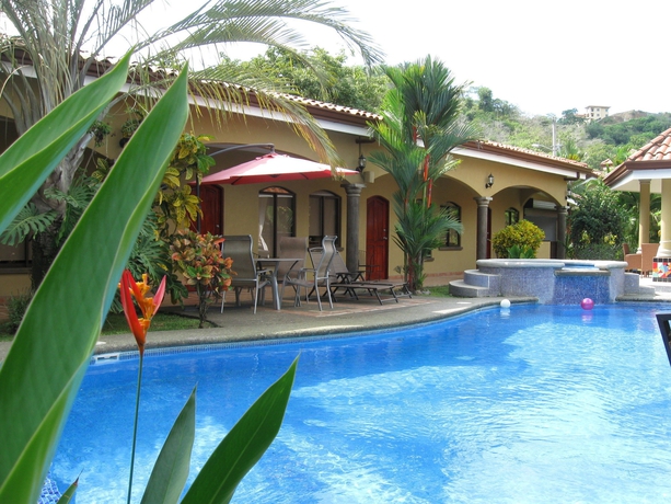 Imagen de la piscina del Hotel Las Brisas Resort and Villas. Foto 16