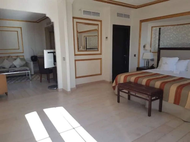 Imagen de la habitación del Hotel Las Dunas Grand Luxury. Foto 15