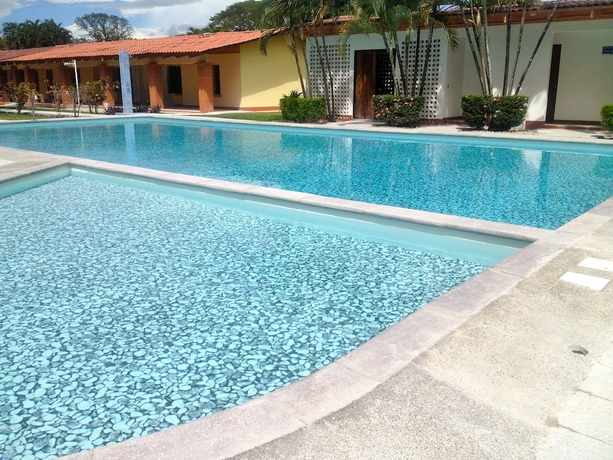Imagen de la piscina del Hotel Las Espuelas. Foto 17