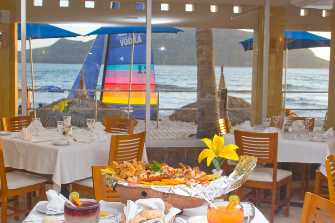 Imagen del bar/restaurante del Hotel Las Flores Beach Resort. Foto 4