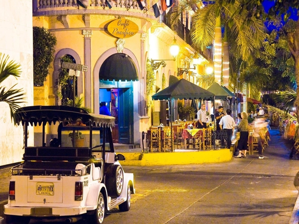 Imagen de los exteriores del Hotel Las Flores Beach Resort. Foto 10