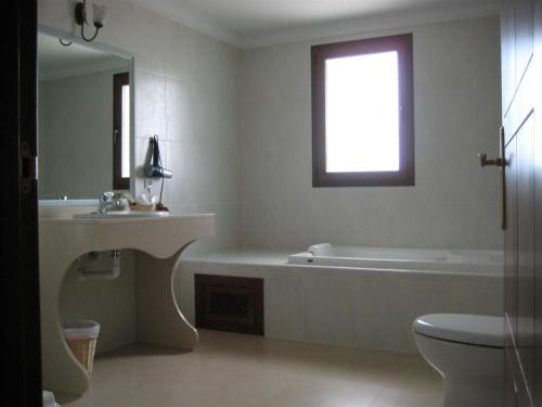 Imagen general del Hotel Las Fuentes, Torrecaballeros. Foto 8