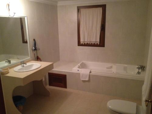 Imagen de la habitación del Hotel Las Fuentes, Torrecaballeros. Foto 20
