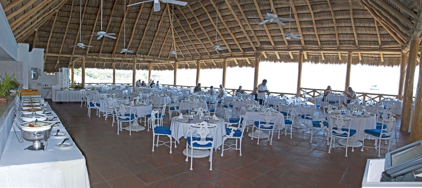 Imagen del bar/restaurante del Hotel Las Hadas By Brisas. Foto 2