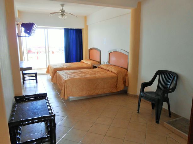 Imagen de la piscina del Hotel Las Jacarandas. Foto 13