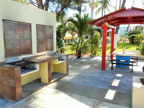 Imagen de la piscina del Hotel Las Jacarandas. Foto 15