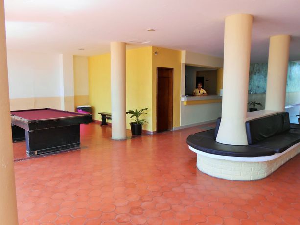 Imagen de los exteriores del Hotel Las Jacarandas. Foto 10