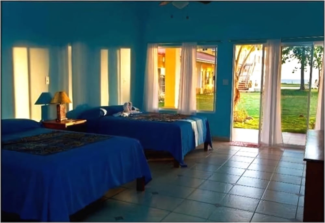 Imagen de la habitación del Hotel Las Lajas Beach Resort. Foto 11