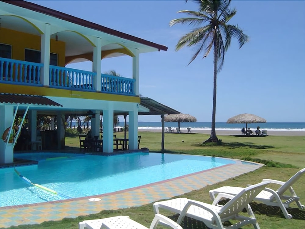 Imagen de la piscina del Hotel Las Lajas Beach Resort. Foto 19