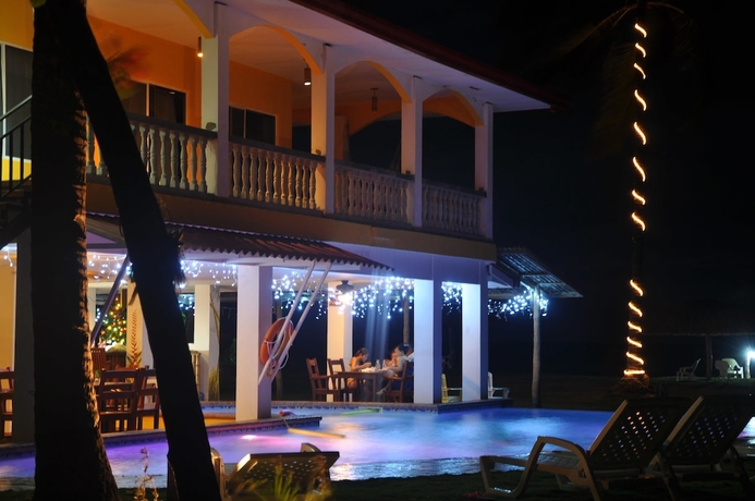 Imagen del bar/restaurante del Hotel Las Lajas Beach Resort. Foto 9