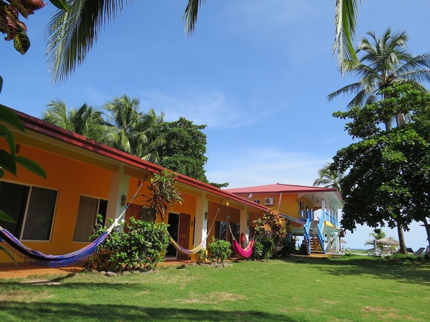 Imagen de los exteriores del Hotel Las Lajas Beach Resort. Foto 13